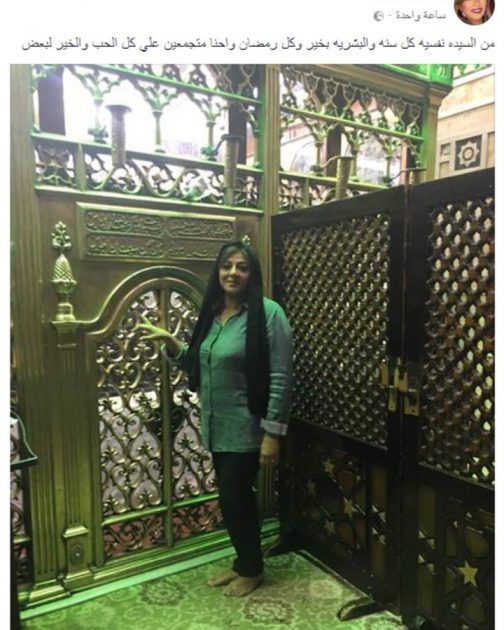 الممثلة المصرية هالة صدقي داخل مسجد السيدة نفيسة