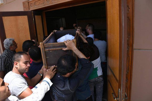 جثمان النجم المصري الراحل ماهر عصام خلال دخوله إلى المسجد للصلاة عليه