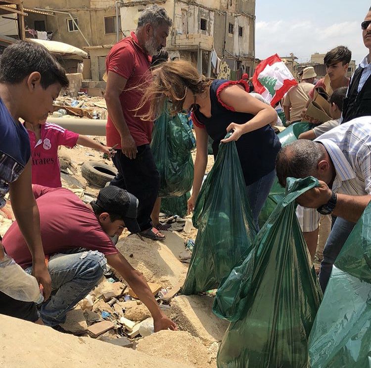 بولا يعقوبيان تشارك بحملة تنظيف الشاطيء اللبناني