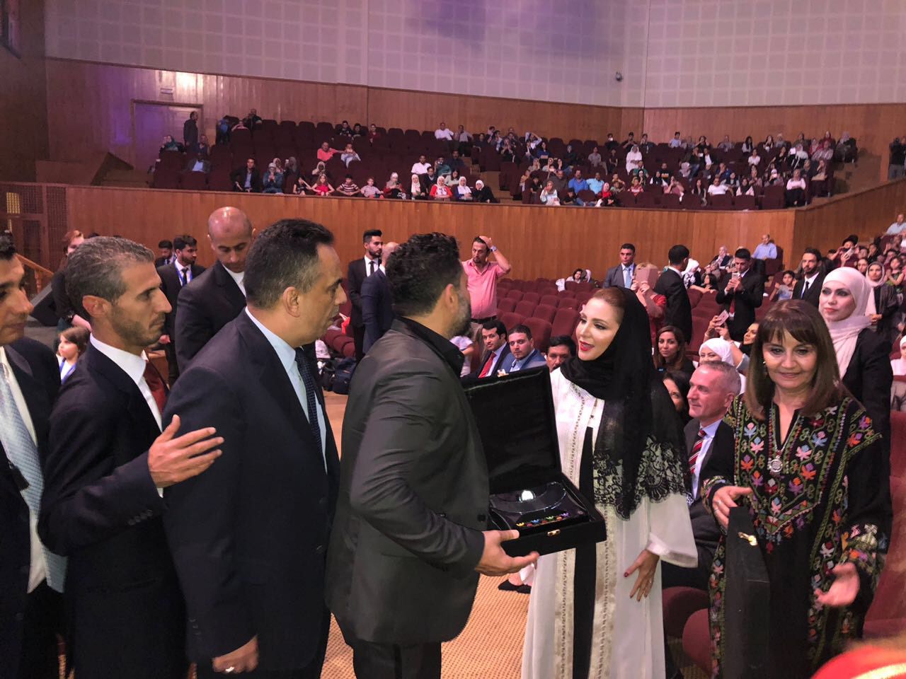 سمو الأميرة فهدة الهاشمي المعظمة تقدم الدرع التكريمي لزياد برجي
