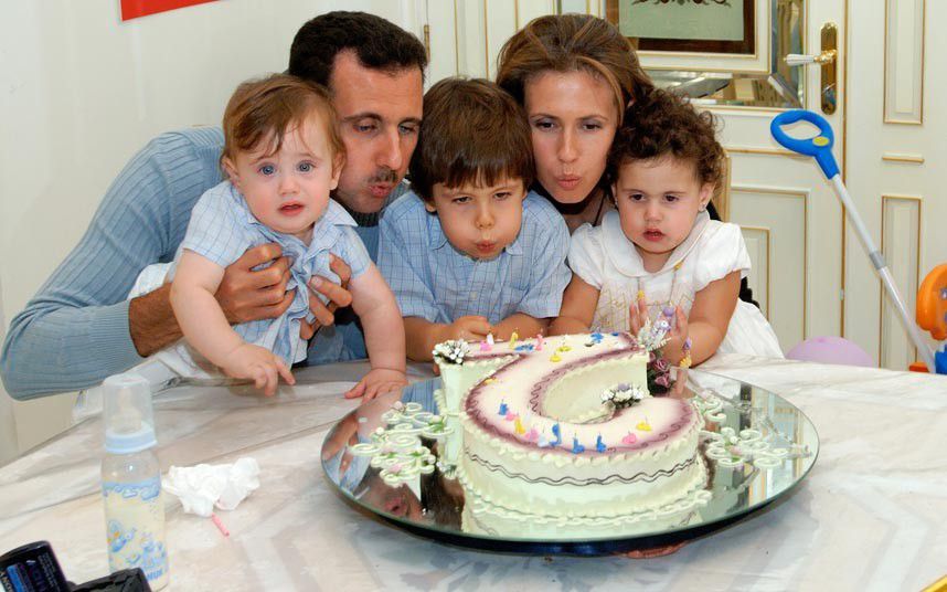 الاسد وزوجته وأطفالهما قبل 14 عاماً