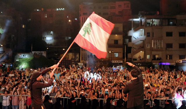 العلم اللبناني يرفرف في المهرجان