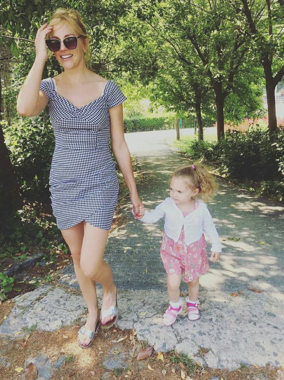 ميريام أورزلي مع ابنتها بدون ماكياج قبل سنوات