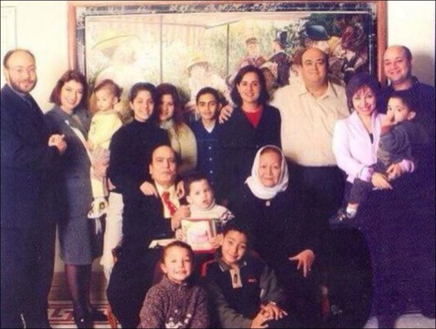 لميس الحريري تحمل ابنها وإلى جانبها زوجها عمرو أديب وسلفها عمرو الدين أديب والعائلة 