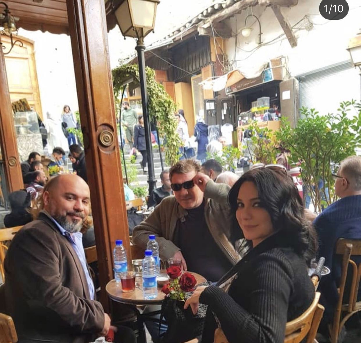 سلاف فواخرجي مع زوجها وائل رمضان وصديقهما