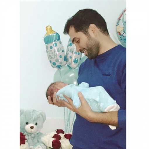 محمد باش رزق بطفله الأول - صورة