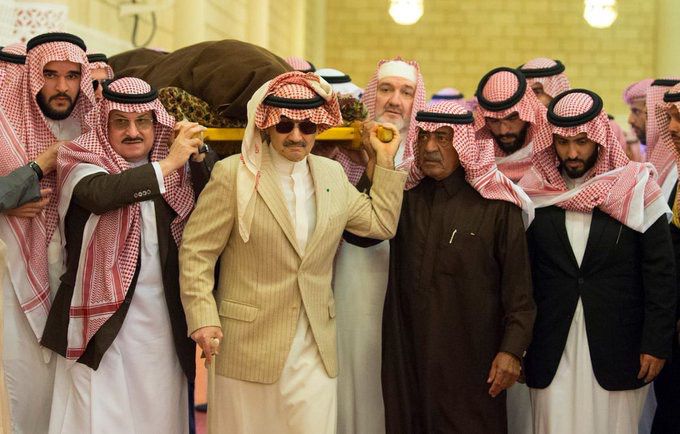 الأمير الوليد بن طلال يحمل نعش والده
