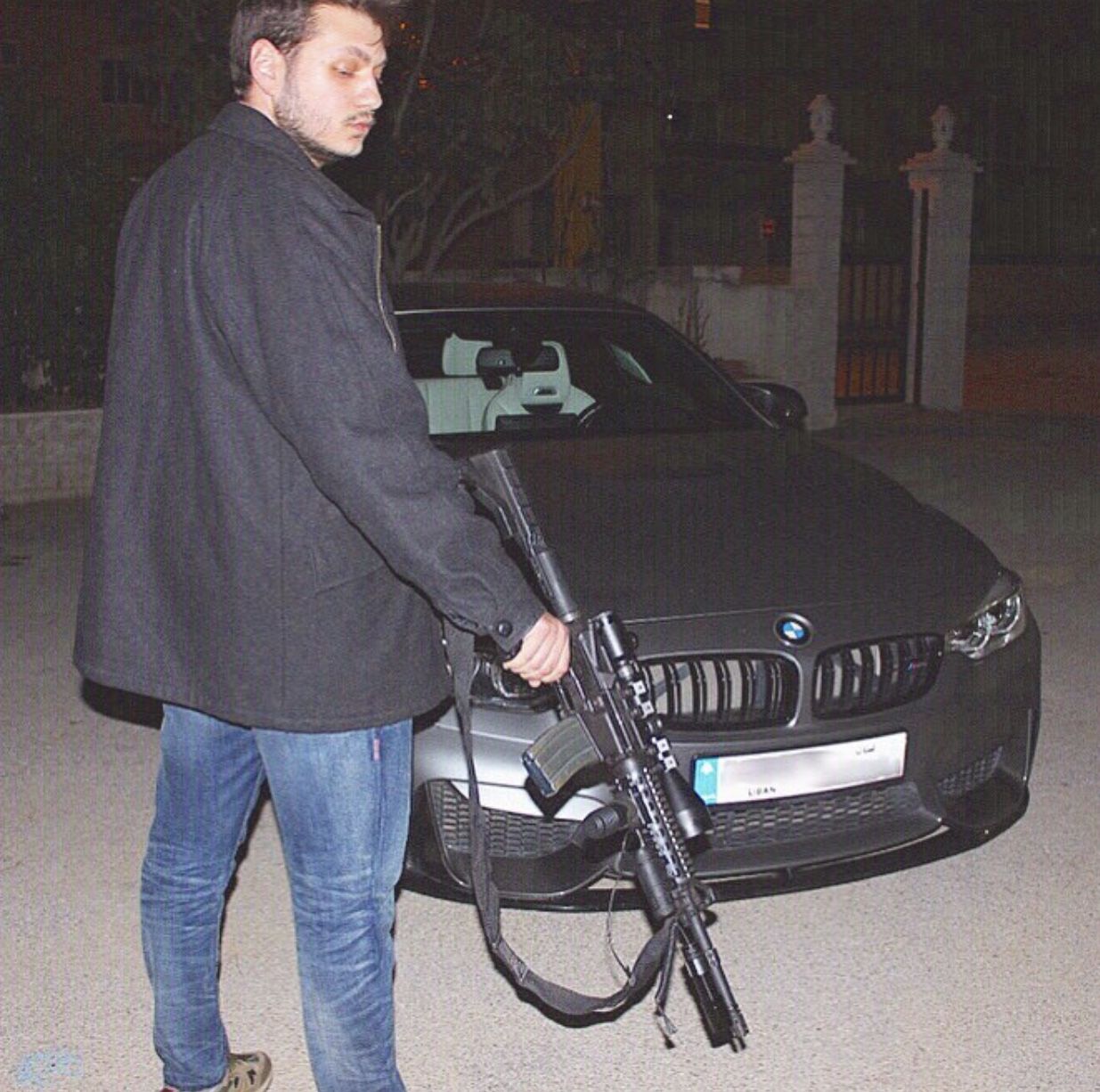 مارك نادين الراسي يحمل سلاحاً