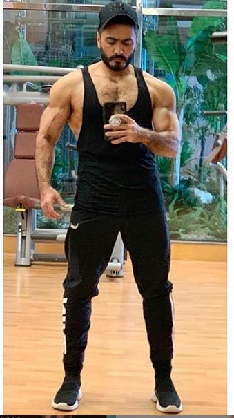 تامر حسني يستعرض عضلاته وشعر صدره - صورة