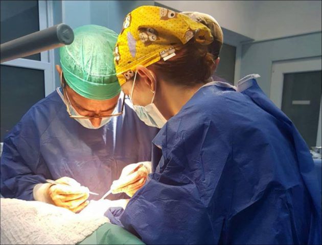 الجراح طليع الأحمدية في غرفة العمليات