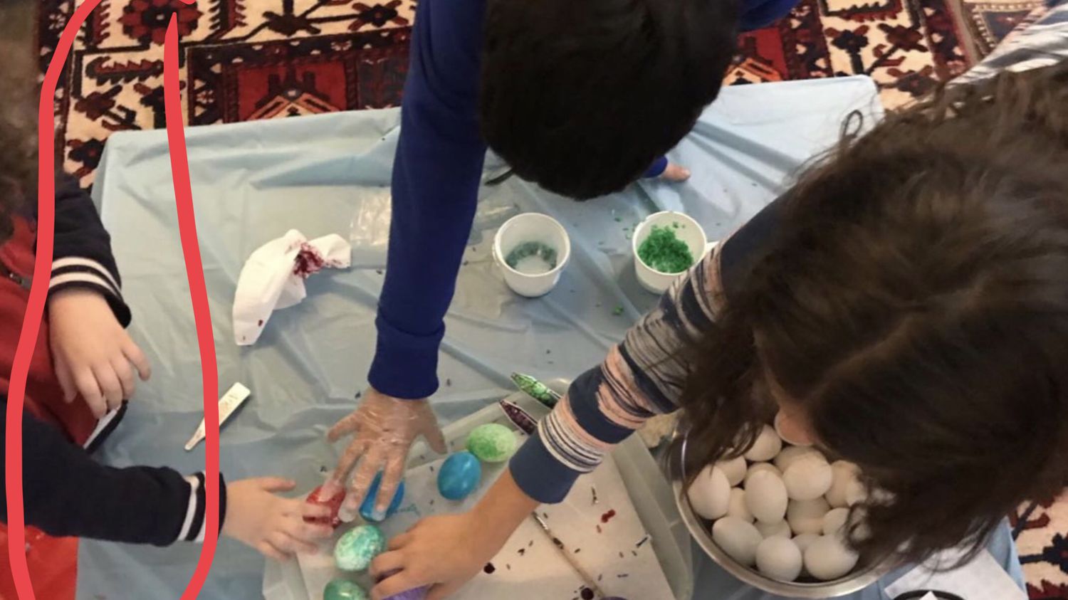ميريام نشرت صورة لإبنها مع أصدقائها يلونون البيض احتفالاً بالفصح