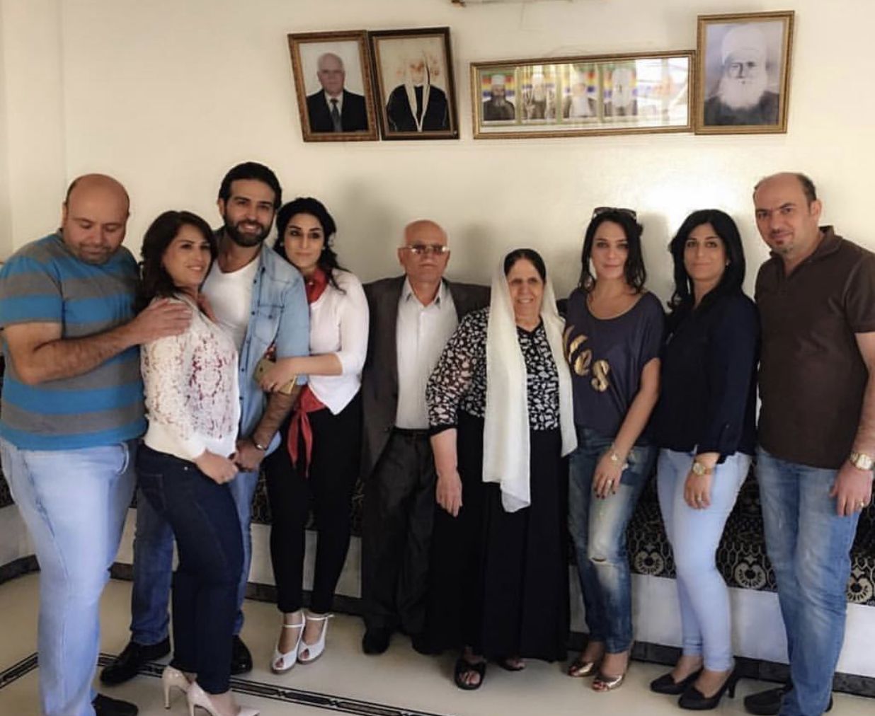 سلاف فواخرجي مع محمود نصر وعائلته