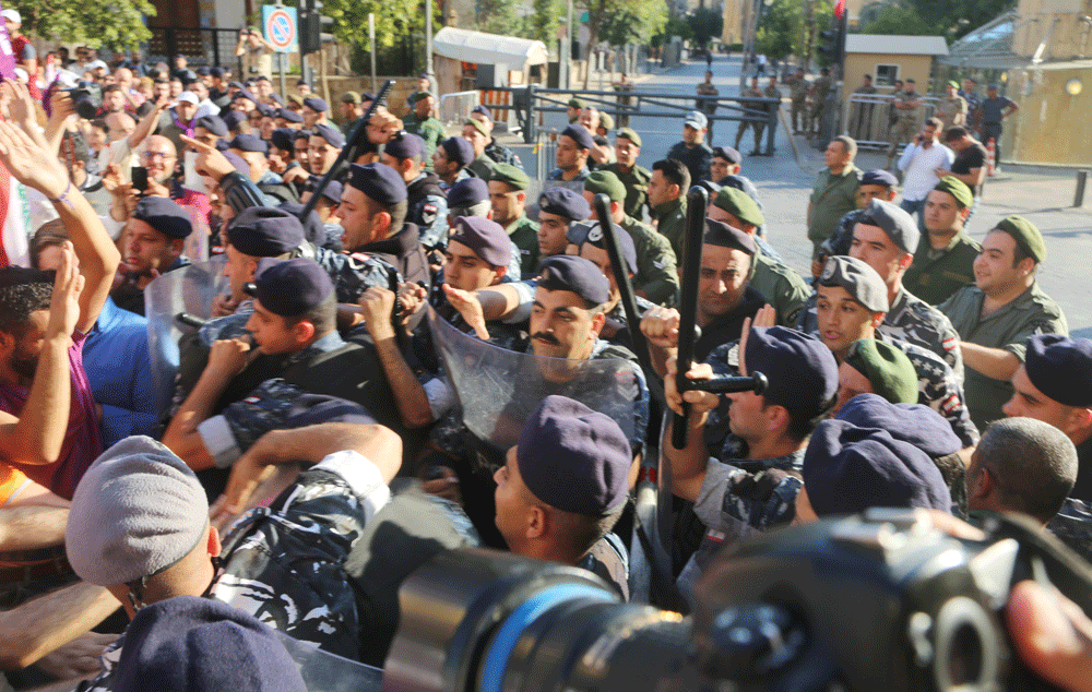 القوى الأمنية تمنع المتظاهرين من دخول بلدية بيروت