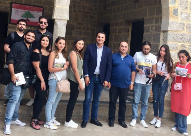 شوقي دلال ورئيس بلدية راشيا بسام دلال والطلاب المشاركين في قلعة راشيا