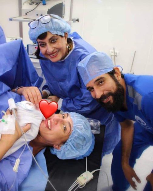 حنان مطاوع مع أمها وزوجها في المستشفى - صورة
