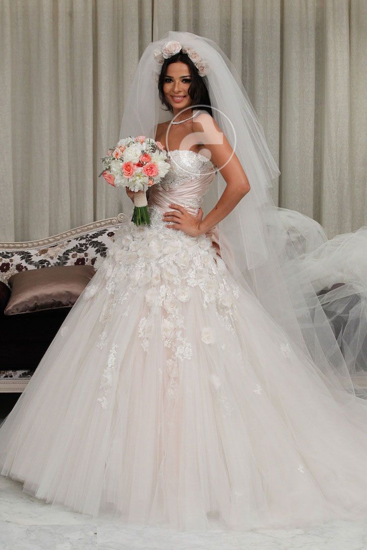 نادين نجيم تستعرض فستان زفافها