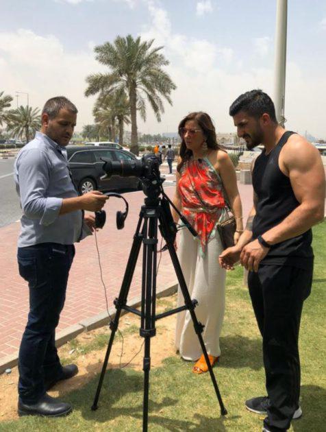 ريميال نعمة مع فريق التصوير في قطر