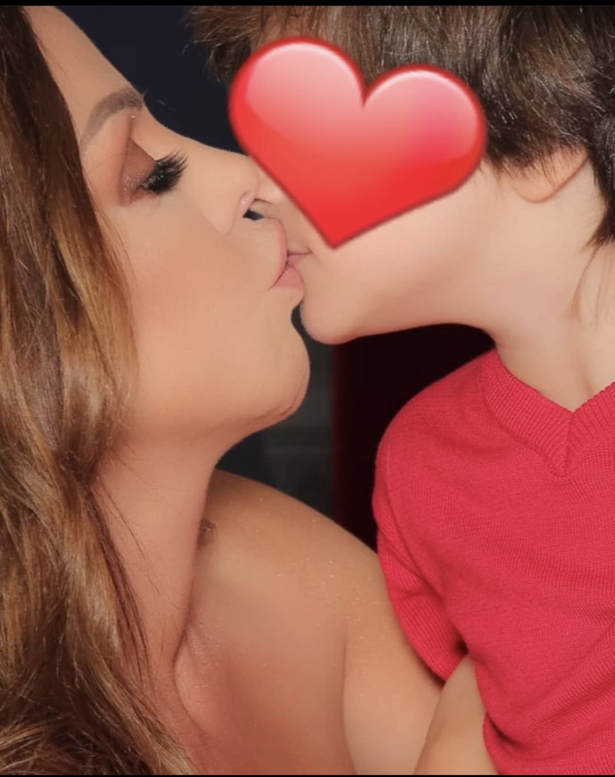 رزان المغربي وابنها 