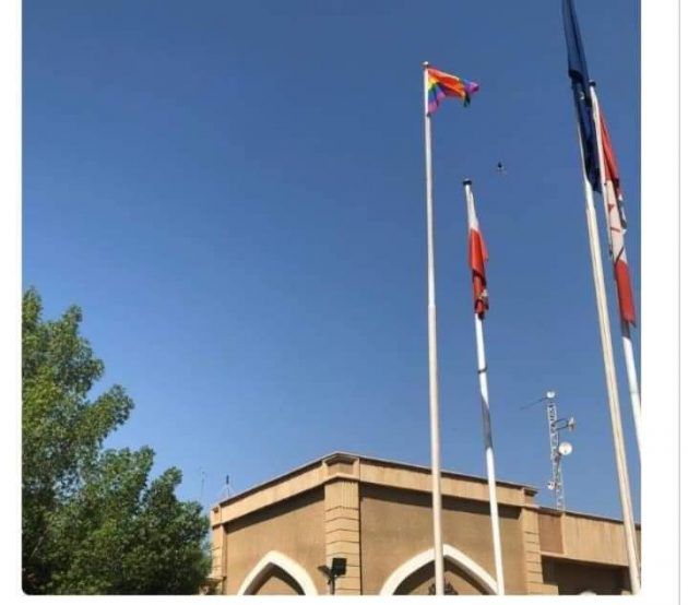لأول مرة.. علم المثليين يُرفع رسميا في العراق