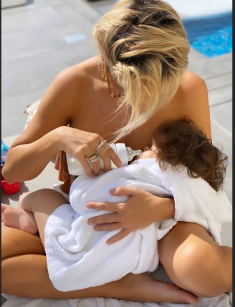 جويل ماردنيان مع طفلها بالبيكيني