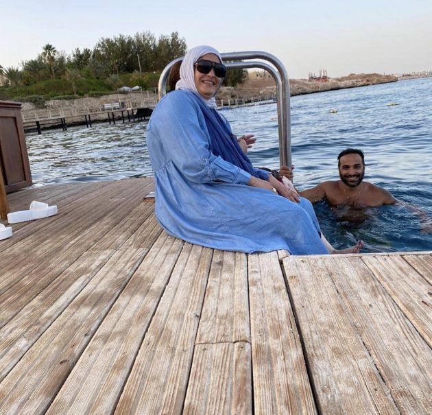 والدة أحمد فهمي تطلّ لأول مرة بعد صورته المثيرة مع زوجته! - صورة