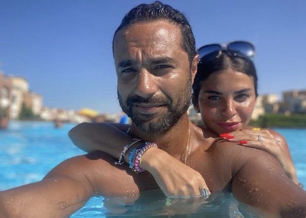 كريم فهمي وزوجته في المسبح - صورة