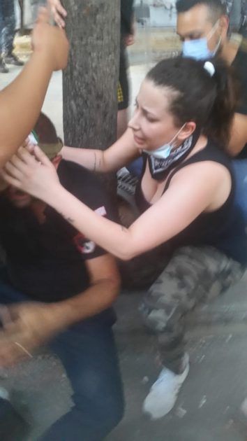 متظاهرة تداوي مراسلًا تعرض للضرب 