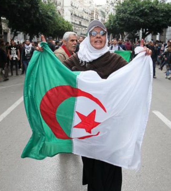 ردا على إتفاق الإمارات وإسرائيل جزائريون يغيرون شارع دبي إلى فلسطين - صورة