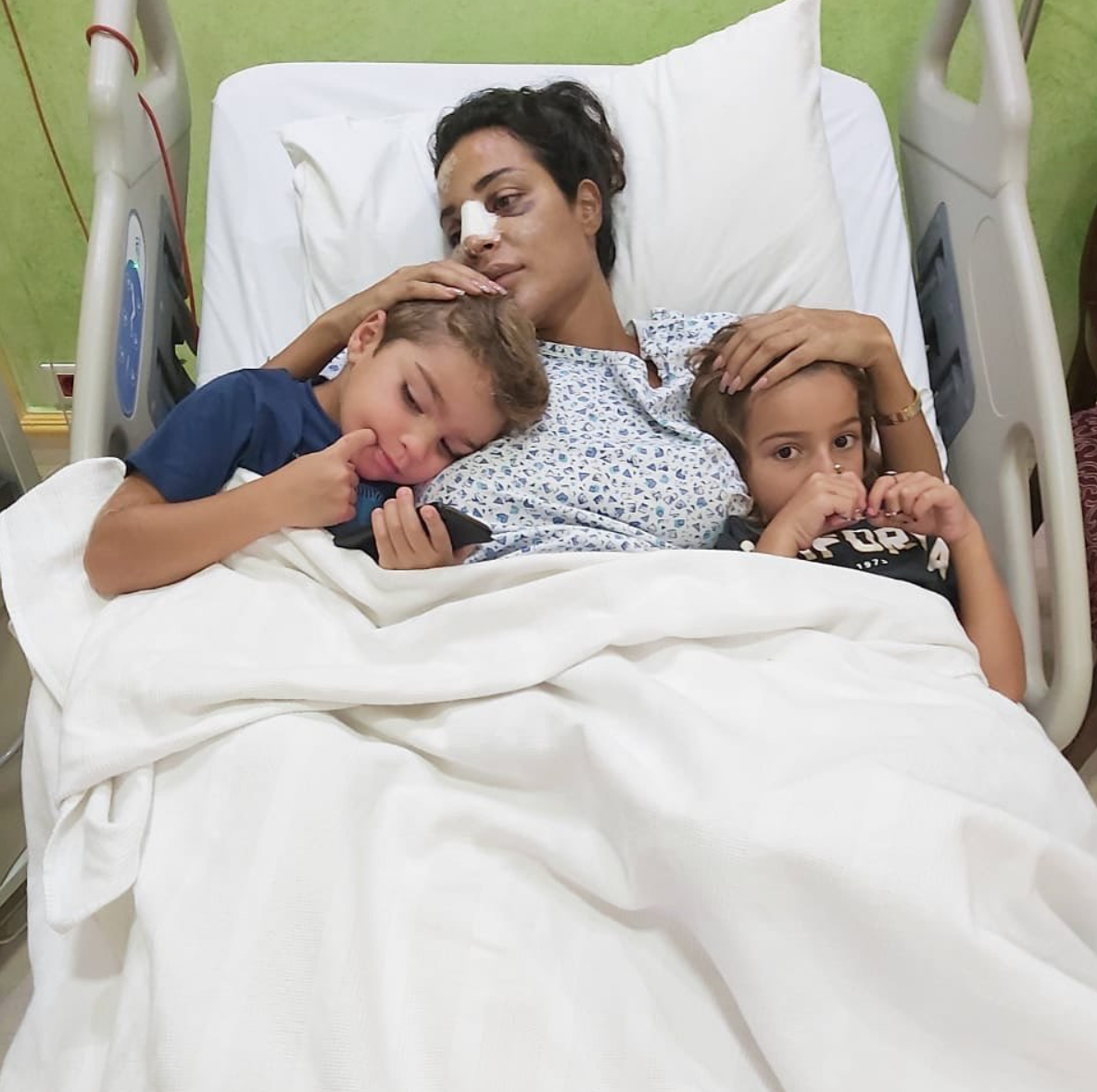 نادين نجيم مع ولديها في المستشفى