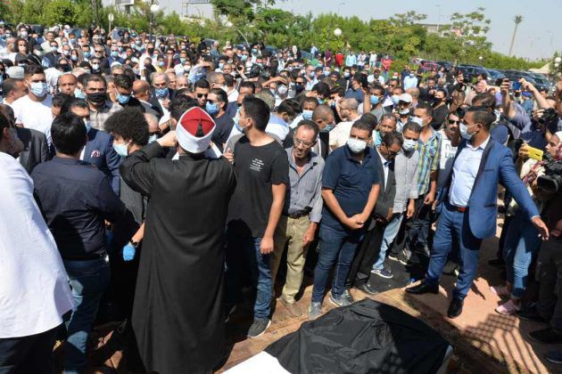 الشيخ يصلي على جثمان محمود ياسين