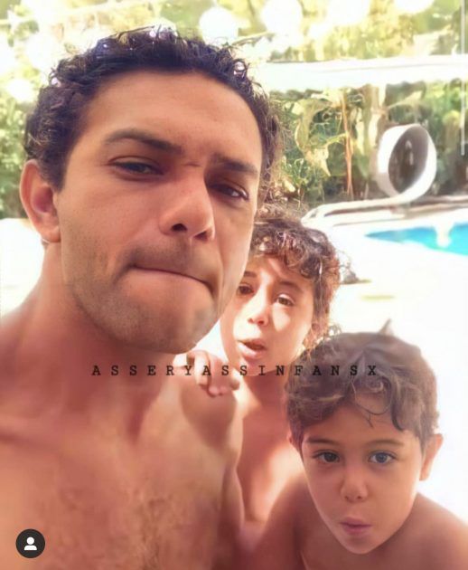 آسر ياسين وطفلاه