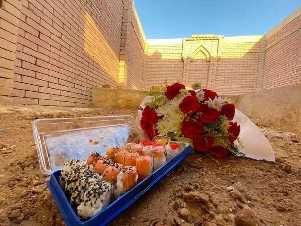 ابن نادية العراقي يضع السوشي على قبرها