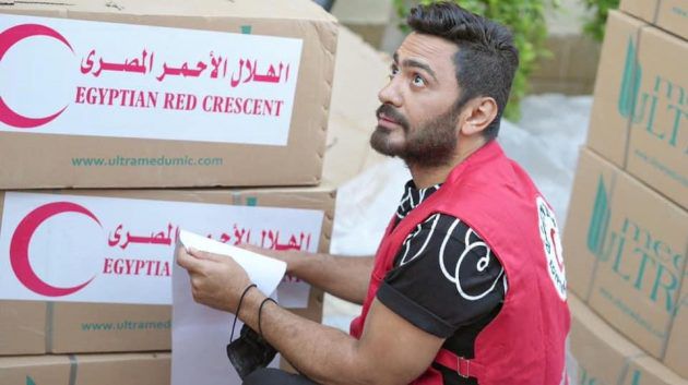 تامر حسني يتطوع لمساندة الشعب الفلسطيني - صور