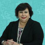 وزيرة الثقافة المصرية تعزف على المسرح للبنانيين - فيديو