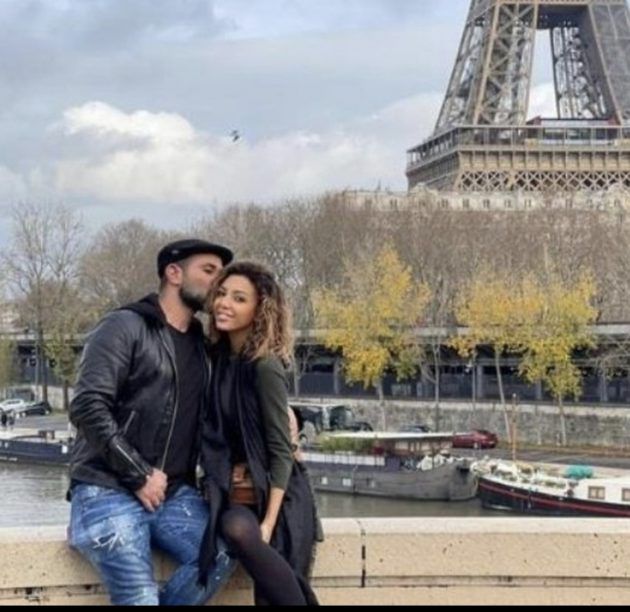 أحمد سعد يقبل زوجته في باريس - صورة