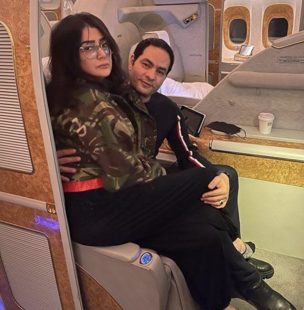 غادة عبد الرازق بأحضان زوجها داخل الطائرة - صورة