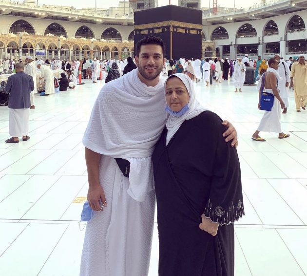 الصورة التي نشرها حسن الرداد مع والدته