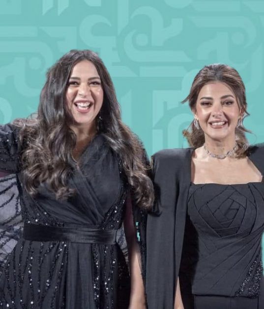بكاء دنيا وإيمي سمير غانم على المسرح في الرياض - فيديو