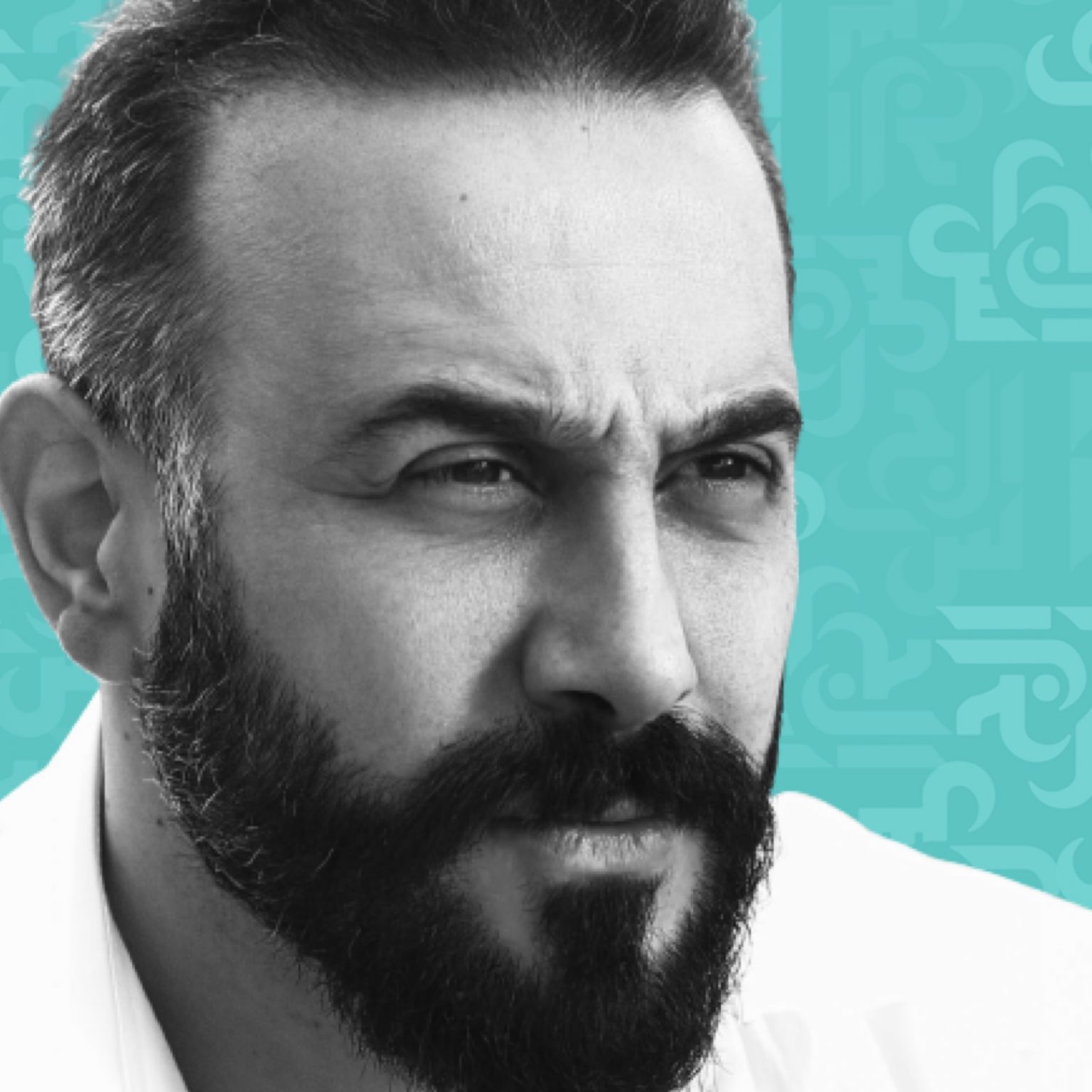 قصي خولي يركع أمام القديس شربل - صورة