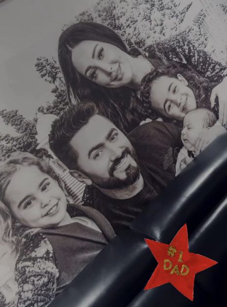 أجمل صورة لتامر حسني وزوجته وابنائه في عيد الأب!