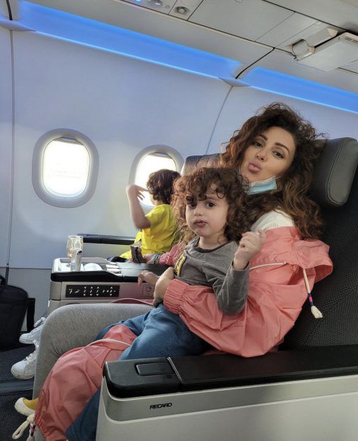ميريام فارس مع طفليها في الطائرة - صورة