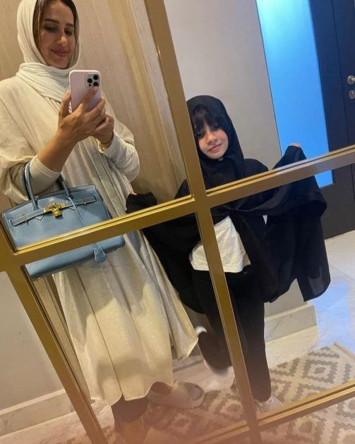 حلا شيحة وابنتها بالحجاب - صورة 