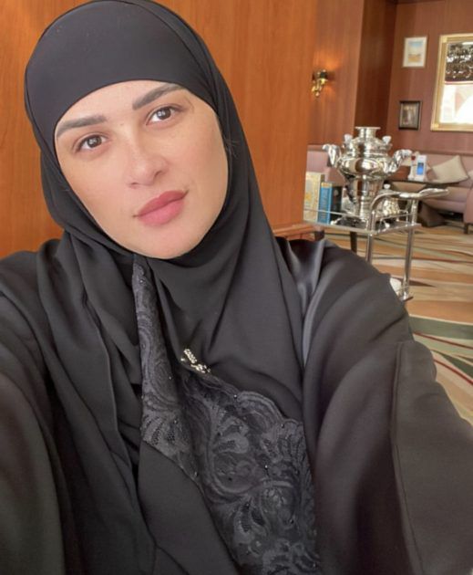 ياسمين عبد العزيز بالحجاب في العمرة - صورة