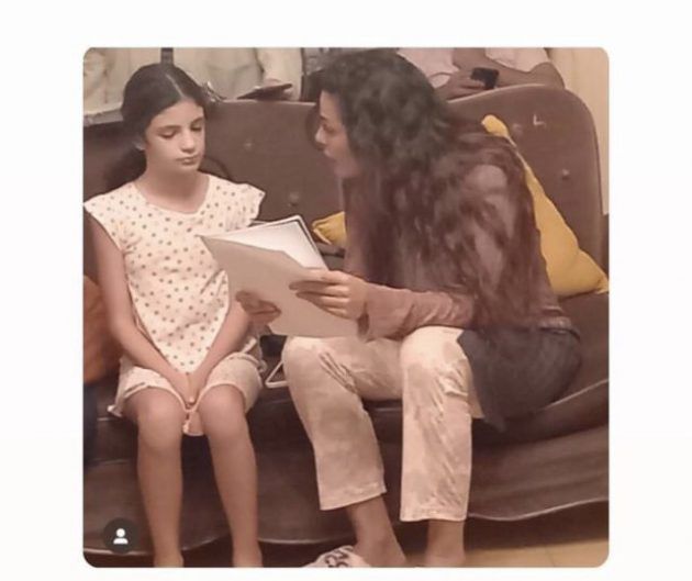 نادين نجيم مع ابنتها في مسلسل (صالون زهرة)