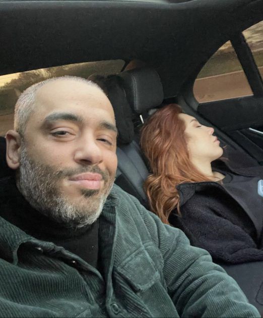 رامي جمال ينشر صورة زوجته نائمة! - صورة