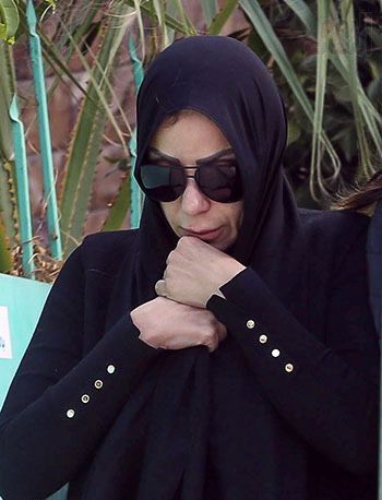 ريم البارودي تنهار في جنازة والدها