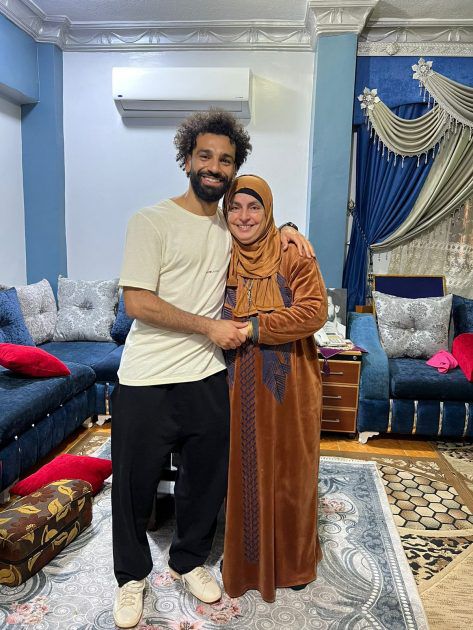 محمد صلاح مع والدته