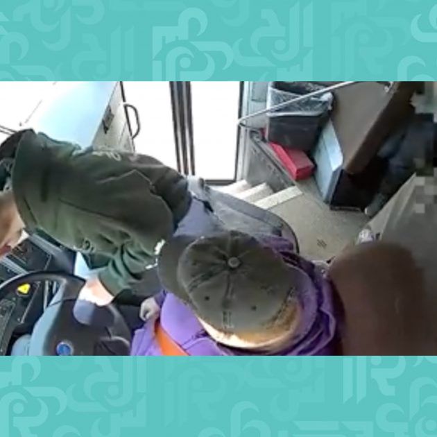 طفل خارق ينقذ رفاقه وهكذا قاد الحافلة! - فيديو