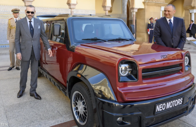 الملك المغربي أمام السيارة الجديدة