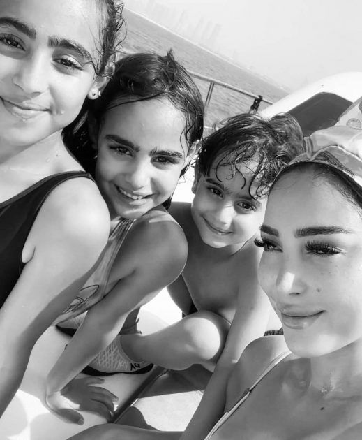 بسمة بوسيل بالمايوه مع أطفالها - صورة